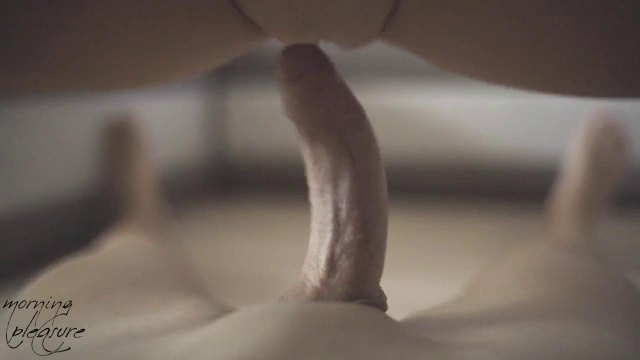 Сексуальная красотка нежно ласкат свои дырочки пальцами