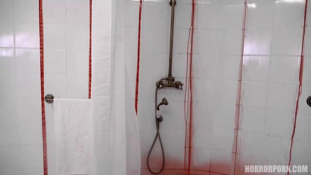 Парень изгоняет демона из тела худой девушки, жестко трахая ее в ванной