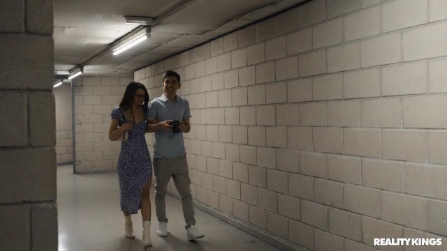 Куколка и в туалете готова сношаться