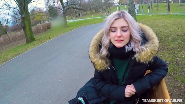 Блондинка отсосала в парне незнакомцу за деньги